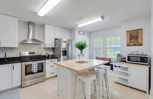 Upper Grand Lagoon House | The Dive Locker- 5 min to the Beach Sleeps 10