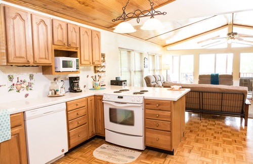 Bandera House | The Dock Holiday Inn on Medina Lake
