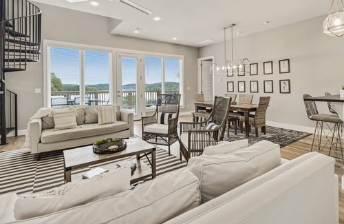 Springdale House | The Dogwood · Luxury Hot Tub· Lake Front Access ·