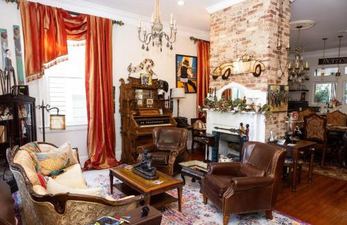 Natchez House | The Dollhouse - 3 Bed, 2 Bath, Walk to Downtown