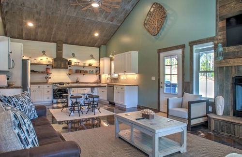 Alexander House | The Double B | Modern Farmhouse | Private Pond, Hot Tub, and Fire Pit