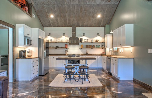 Alexander House | The Double B | Modern Farmhouse | Private Pond, Hot Tub, and Fire Pit