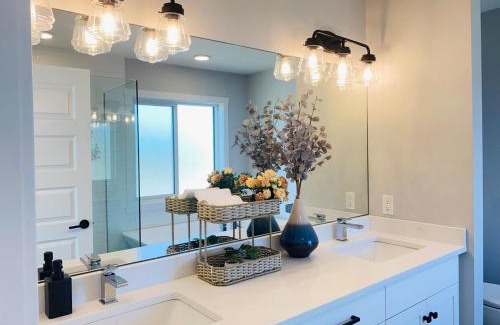 Northwest Edmonton House | The Downtown Oasis - A Spacious Family Friendly 3 Bedroom House Close to Everything