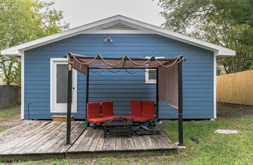 Brenham House | The Dragonfly at Brenham - Steps from downtown cottage