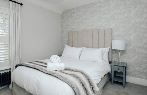 Henley House | The Dragonfly - Central 2 bedroom house