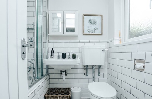 Henley House | The Dragonfly - Central 2 bedroom house