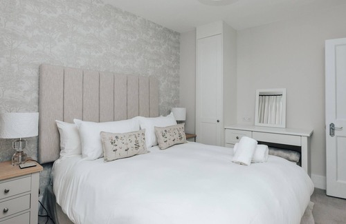 Henley House | The Dragonfly - Central 2 bedroom house