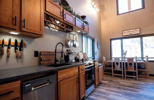 Decorah House | The Driftless Blue Villa | Hot Tub & Fireplace | Close to Downtown