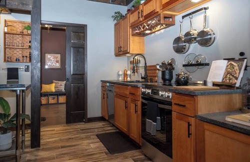 Decorah House | The Driftless Blue Villa | Hot Tub & Fireplace | Close to Downtown