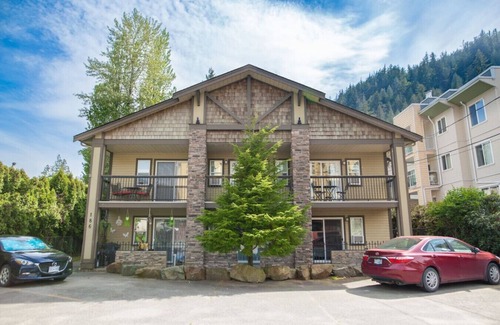 Harrison Hot Springs Apartment | The Driftwalk | Walkable to Beach