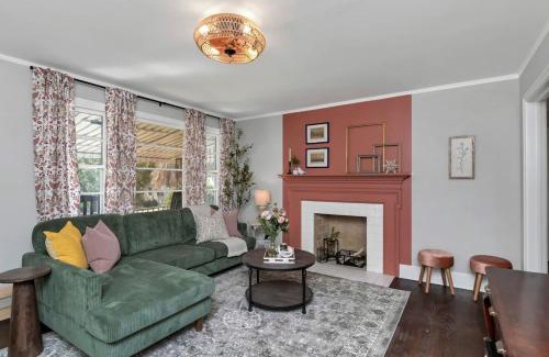 Eau Claire House | The Duke - Pet Friendly