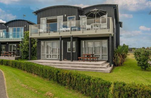 Matarangi Apartment | The Dunes Lake View - Welcome Gift on arrival