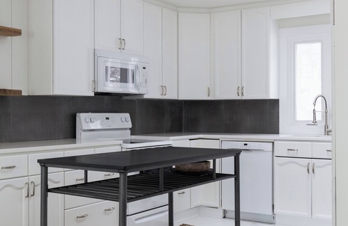 Prince Edward House | The Dylan | 4 Bedrooms | 8 Guests | Hot Tub | Waterfront
