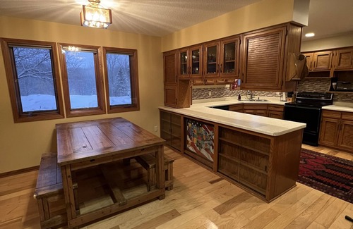 Eau Claire House | The Eagle's Nest - Cabin Home