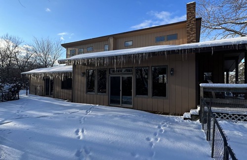 Eau Claire House | The Eagle's Nest - Cabin Home