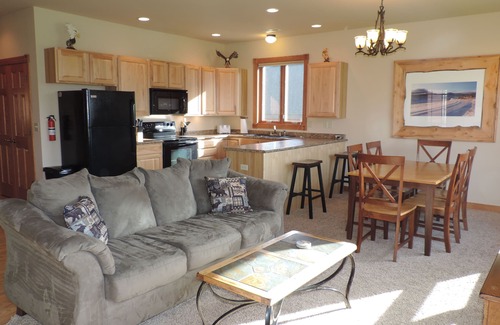 Gardiner Cabin | THE EAGLES NEST with SPECTACULAR MOUNTAIN & YELLOWSTONE RIVER VIEWS