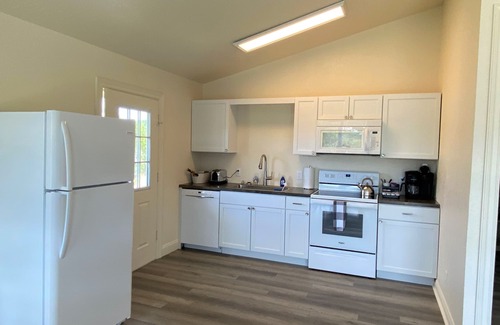 Ingram House | The East House, 2-Level, 3BR/2BA, Sleeps 8, Balcony, Porch