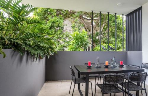 East Brisbane Apartment | The Eclectic Retreat - 3BR with Parking