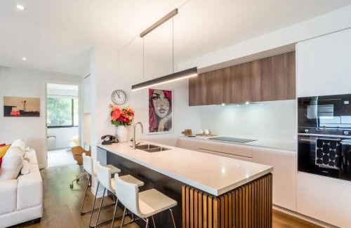 East Brisbane Apartment | The Eclectic Retreat - 3BR with Parking