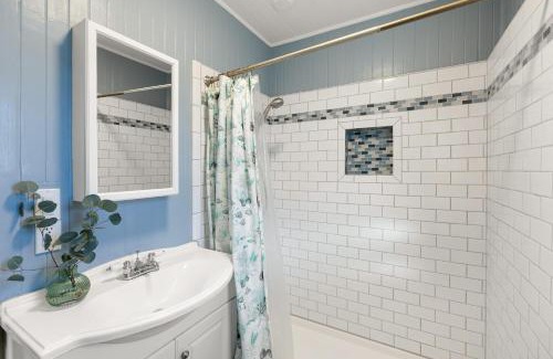 Balboa Peninsula House | The Edgewater Condos by AvantStay Waterfront Views and Short Walk to Beach