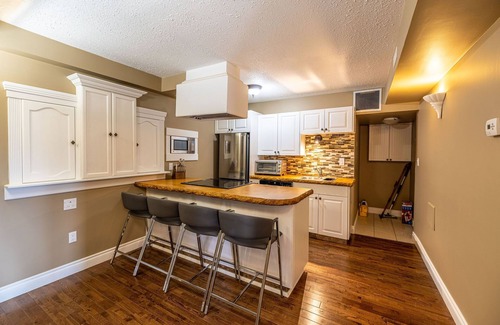 Drumheller Apartment | The Elowen Suite