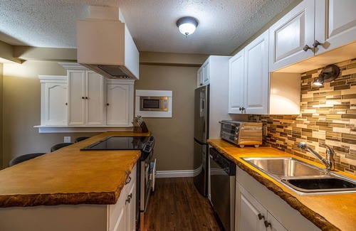 Drumheller Apartment | The Elowen Suite