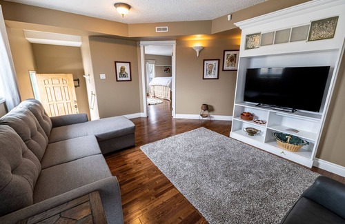 Drumheller Apartment | The Elowen Suite