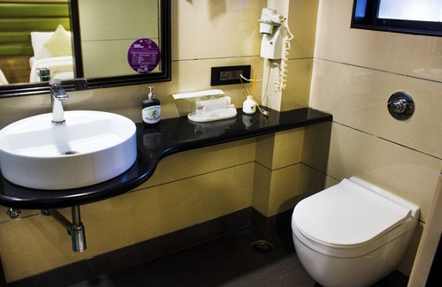Airport Area Hotel | The Emerald Hotel & Executive Apartments