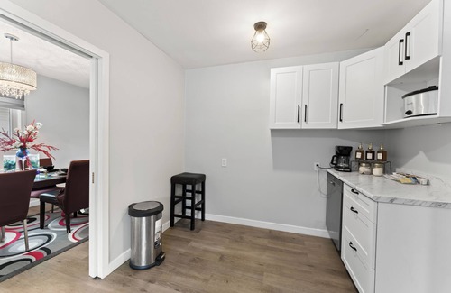 Rosslyn House | The Emerald House Near Northgate & Backyard