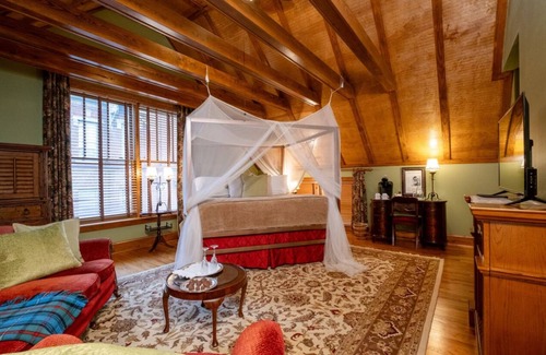 East of Broadway Bed & Breakfast | The Empress of Little Rock