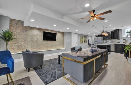 Bronzeville Condo | The En Bronze ~ 7mins To Dining & Downtown Chicago