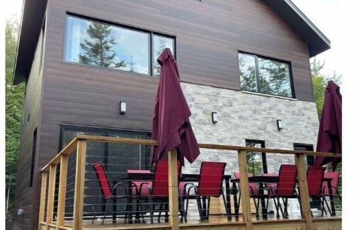 Lac Beauport House | The Escape - At the Water's'Edge