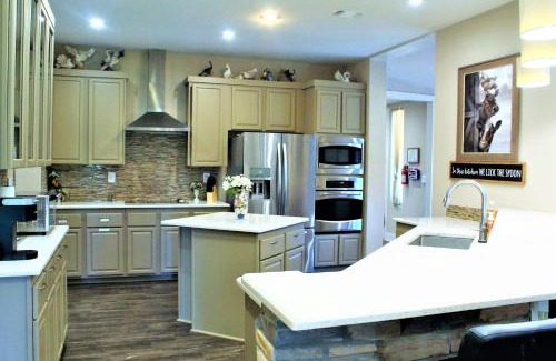 Cross Mountain House | The Escape - Family friendly, Close to Fiesta Texas, SeaWorld, Riverwalk and more