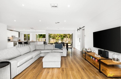 Indented Head Villa | The Esplanade- Beach front, Luxury, Sleeps 8, Luxury, Parking, Aircon