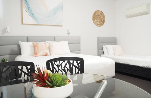 Warners Bay Hotel | The Esplanade Motel