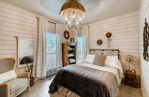 Dripping Springs Bed & Breakfast | The Euro - A Hill Country Suite