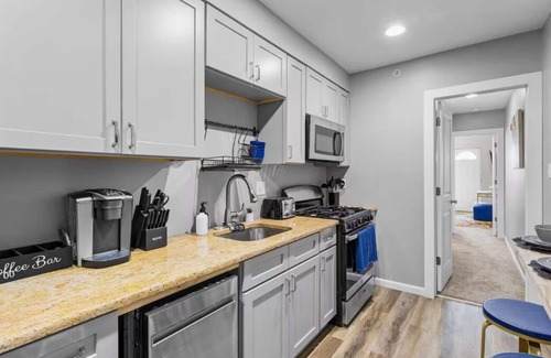 West Philadelphia Apartment | The Executive - Philly Zoo - Queen Suite - Parking