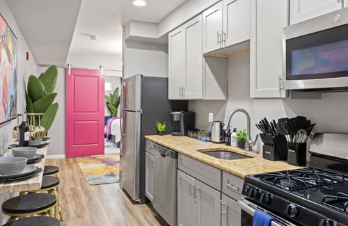 West Philadelphia Apartment | The Executive - Philly Zoo - King Suite - Parking