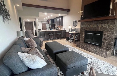 Longview House | THE FAIRWAY: Modern 3BR with beautiful golf course views and convenient location