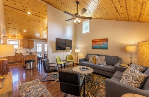 Fayetteville House | The Family Cabin: 4BR/2BA w Fire Pit