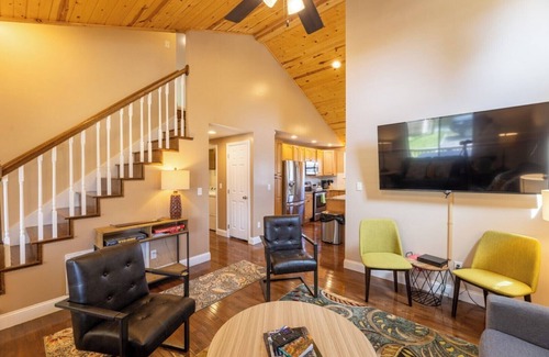 Fayetteville House | The Family Cabin: 4BR/2BA w Fire Pit
