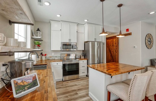 Sheridan House | The Farmhouse at Lincoln Suites, Sheridan Wyoming