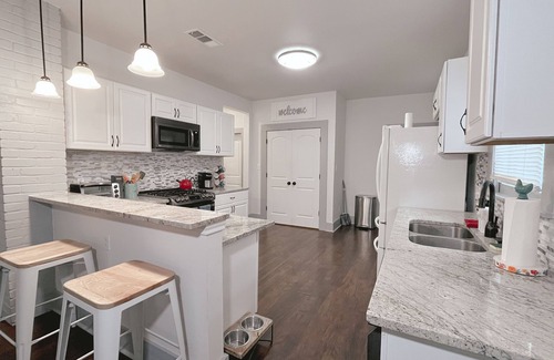 Highland Park House | 🐮 THE FARMHOUSE - FAMILY FRIENDLY DOWNTOWN COTTAGE
