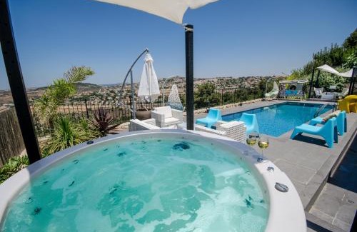 Kfar Vradim Cabin | The Fifties suites