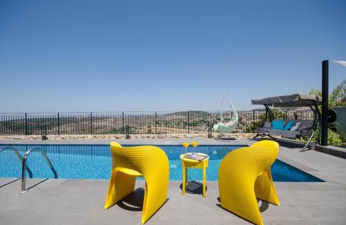 Kfar Vradim Cabin | The Fifties suites