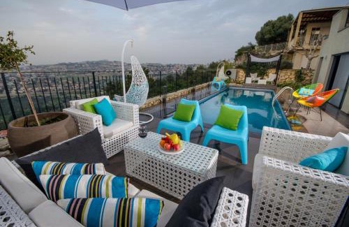 Kfar Vradim Cabin | The Fifties suites