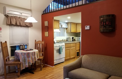 Fredericksburg Cabin | The Fig Cabin at Mendelbaum Winery Guest Cabins