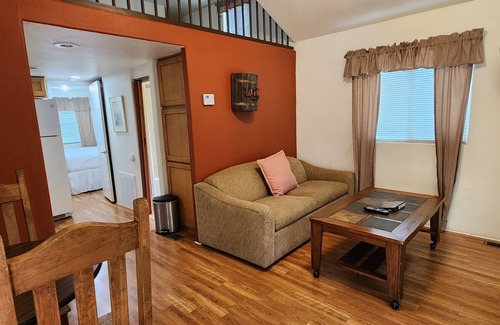 Fredericksburg Cabin | The Fig Cabin at Mendelbaum Winery Guest Cabins