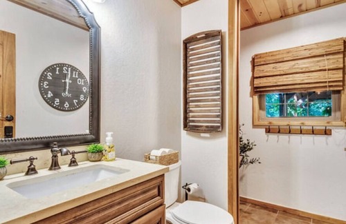 Smithville Apartment | The Fir Room w/ queen bed