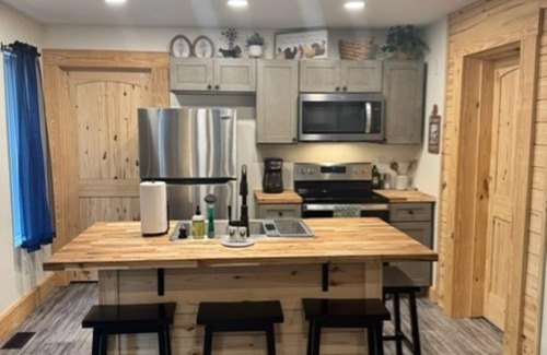 Kyle House | The Fireball is a charming 2-bedroom bungalow in Northfork with WiFi, AC